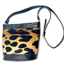 Load image into Gallery viewer, Izzy Bucket Shoulder Bag - Tan/Black Cowhide
